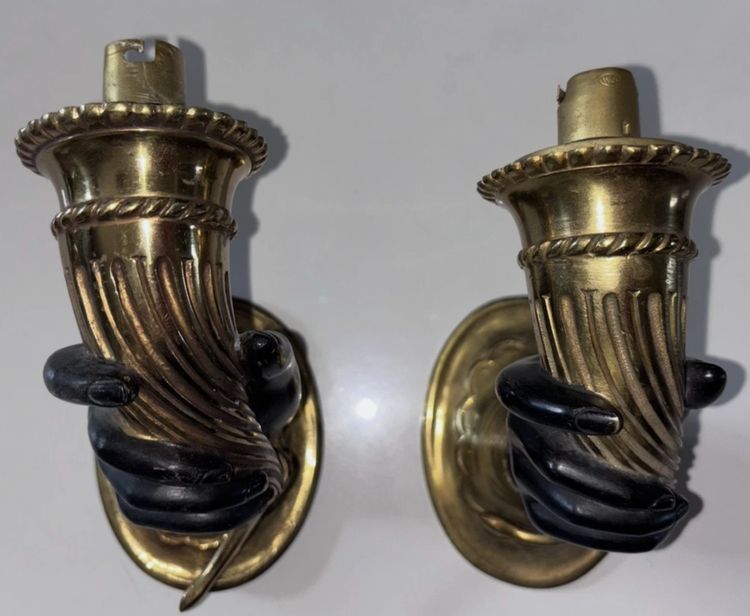 Maison JANSEN Paire d'appliques en bronze doré polychrome, mains et cornes d’abondance