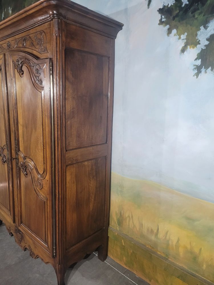 Piccolo mobiletto in noce intagliato
