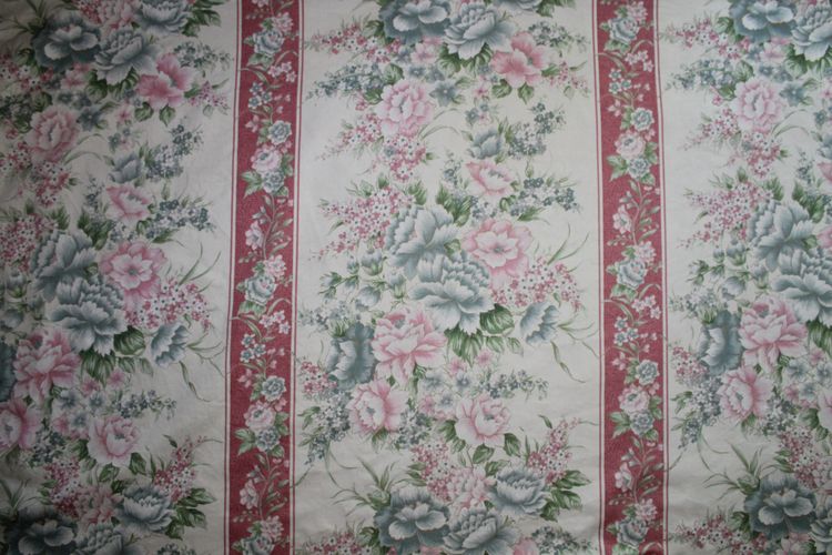 4 curtains with floral decoration in wide pink bands in Louis XVI style