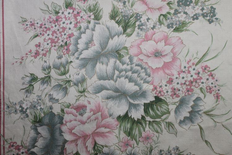 4 curtains with floral decoration in wide pink bands in Louis XVI style