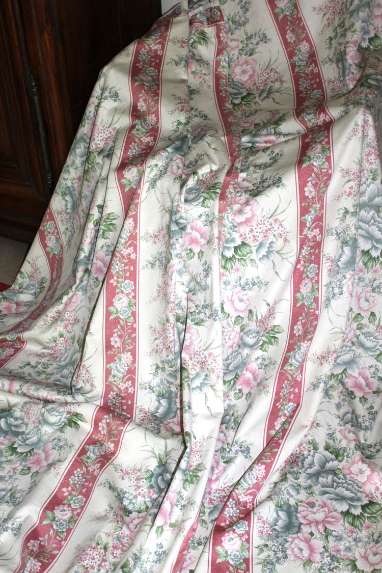4 curtains with floral decoration in wide pink bands in Louis XVI style