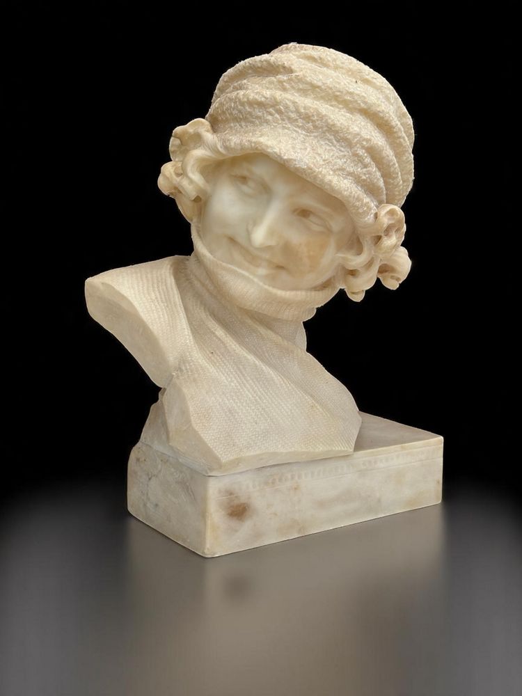ALABASTER SCULPTURE FROM THE 1930S REPRESENTING A PORTRAIT OF A WOMAN WITH A HAT