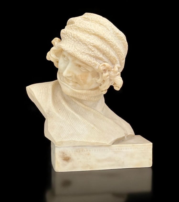 ALABASTER SCULPTURE FROM THE 1930S REPRESENTING A PORTRAIT OF A WOMAN WITH A HAT