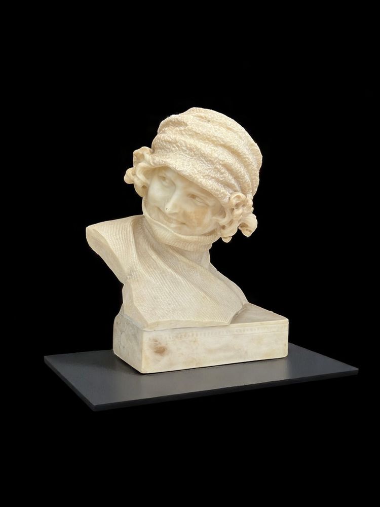 ALABASTER SCULPTURE FROM THE 1930S REPRESENTING A PORTRAIT OF A WOMAN WITH A HAT