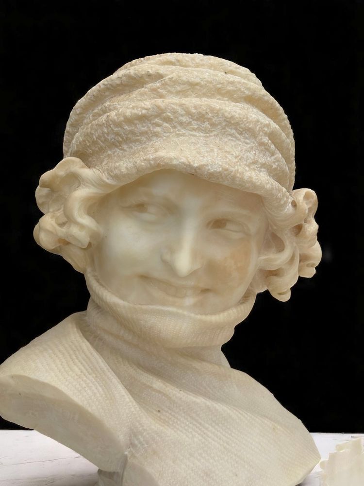 ALABASTER SCULPTURE FROM THE 1930S REPRESENTING A PORTRAIT OF A WOMAN WITH A HAT