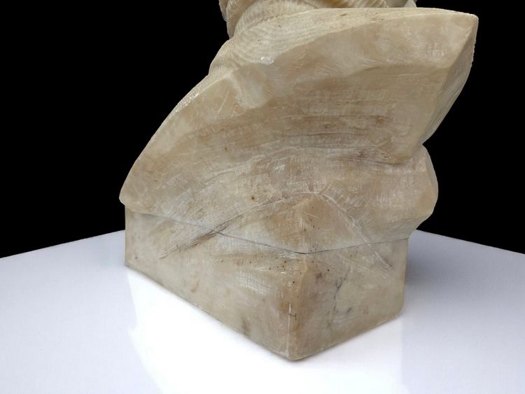 ALABASTER SCULPTURE FROM THE 1930S REPRESENTING A PORTRAIT OF A WOMAN WITH A HAT