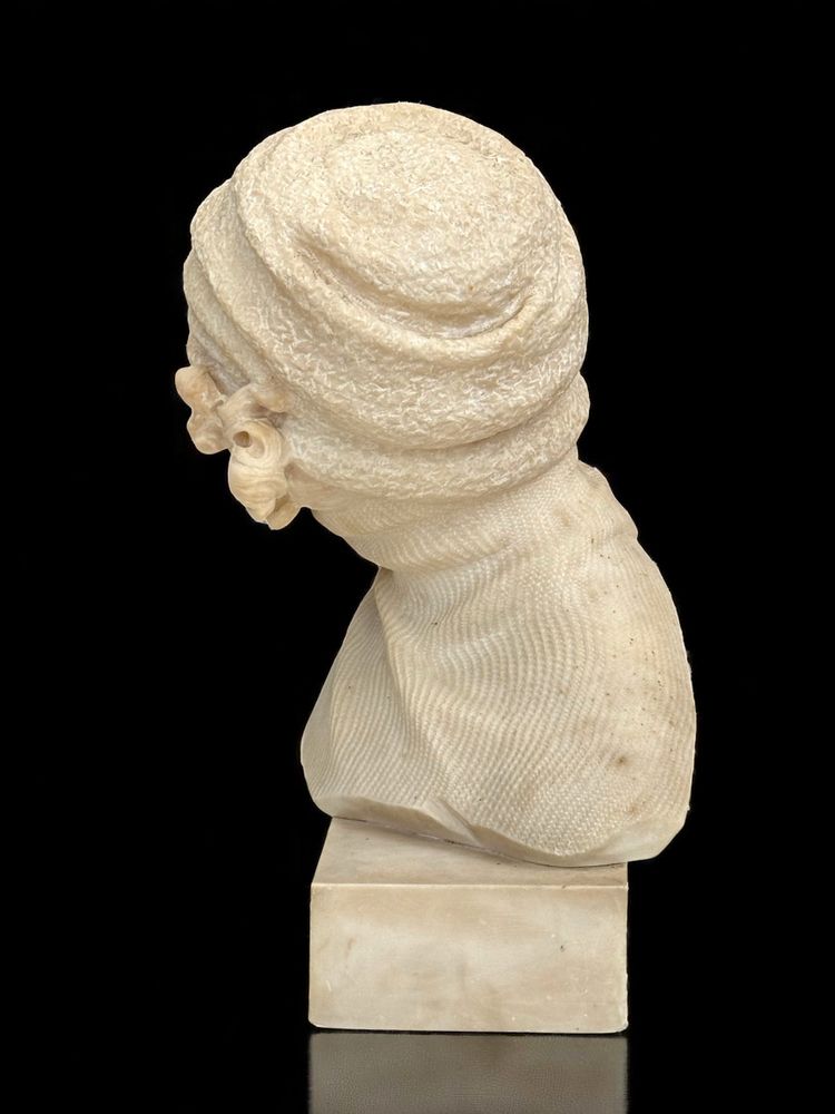 ALABASTER SCULPTURE FROM THE 1930S REPRESENTING A PORTRAIT OF A WOMAN WITH A HAT