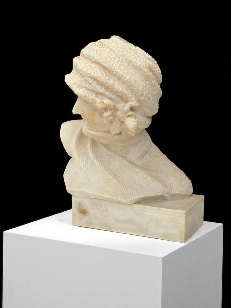 ALABASTER SCULPTURE FROM THE 1930S REPRESENTING A PORTRAIT OF A WOMAN WITH A HAT