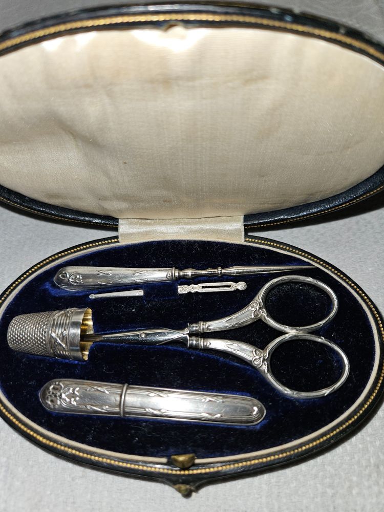 Kit da cucito in argento nella sua custodia rivestita in pelle - periodo Napoleone III