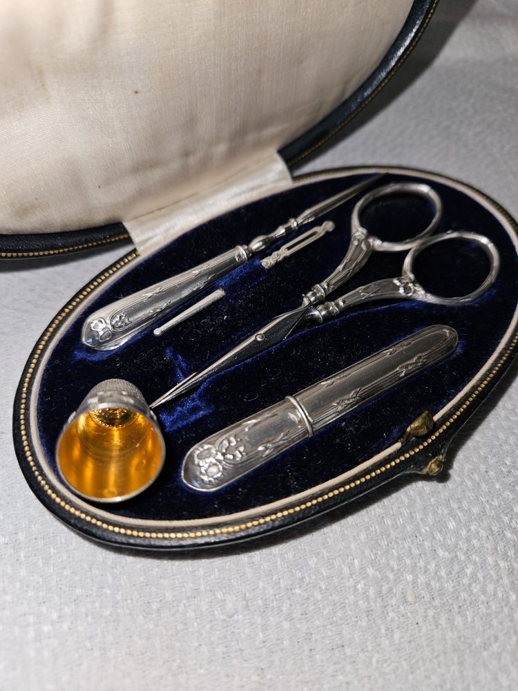 Kit da cucito in argento nella sua custodia rivestita in pelle - periodo Napoleone III