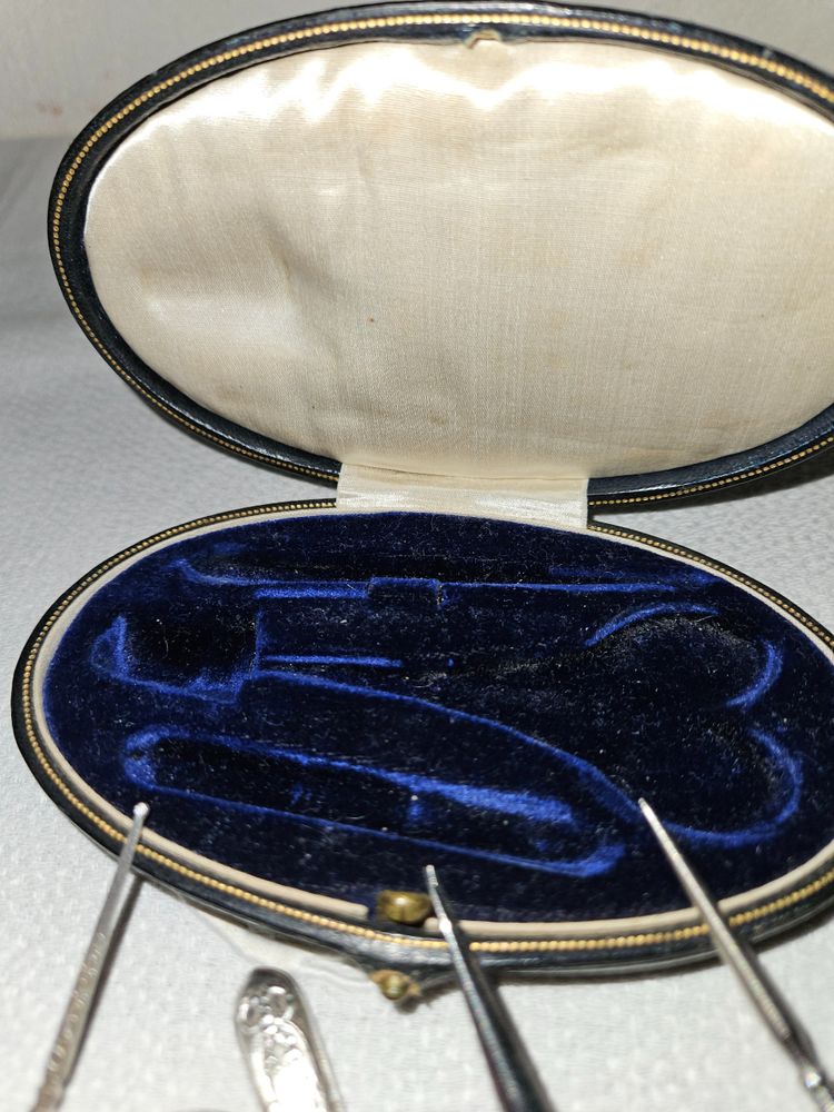 Kit da cucito in argento nella sua custodia rivestita in pelle - periodo Napoleone III