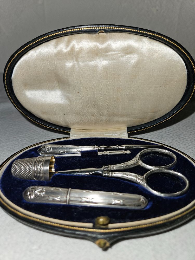 Kit da cucito in argento nella sua custodia rivestita in pelle - periodo Napoleone III