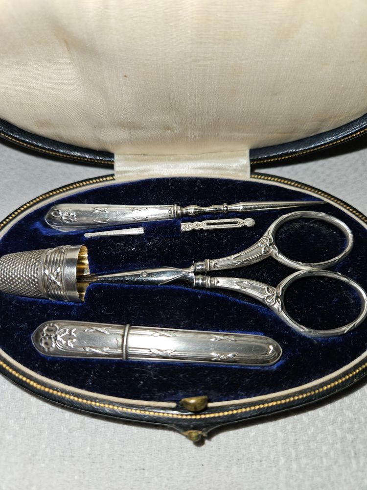Kit da cucito in argento nella sua custodia rivestita in pelle - periodo Napoleone III