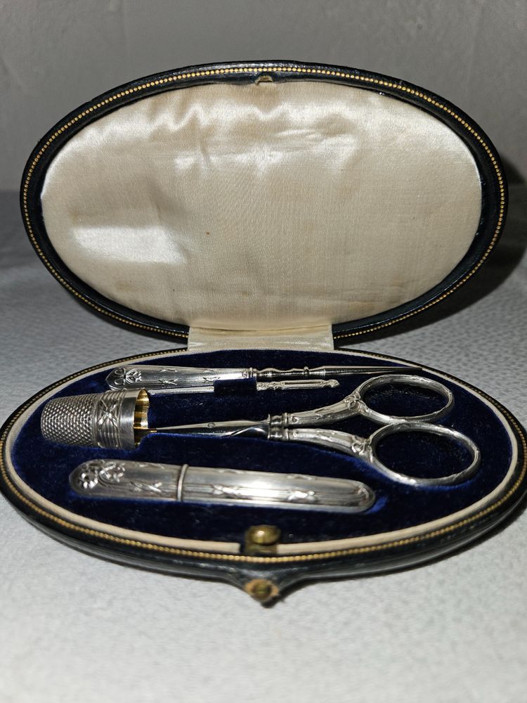 Kit da cucito in argento nella sua custodia rivestita in pelle - periodo Napoleone III