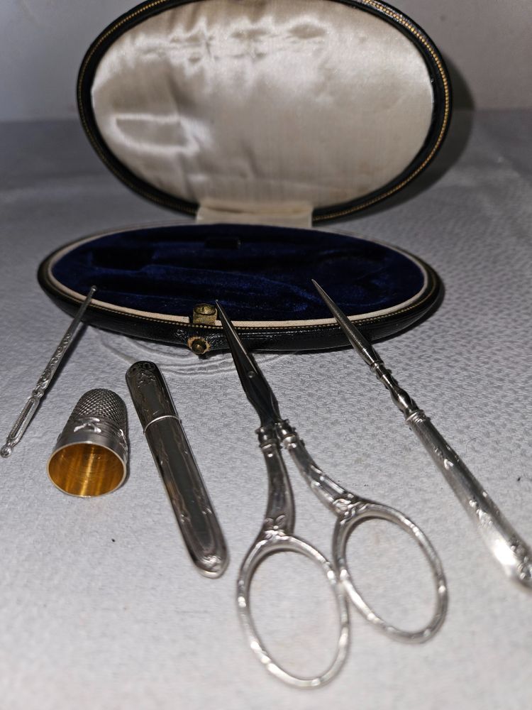 Kit da cucito in argento nella sua custodia rivestita in pelle - periodo Napoleone III