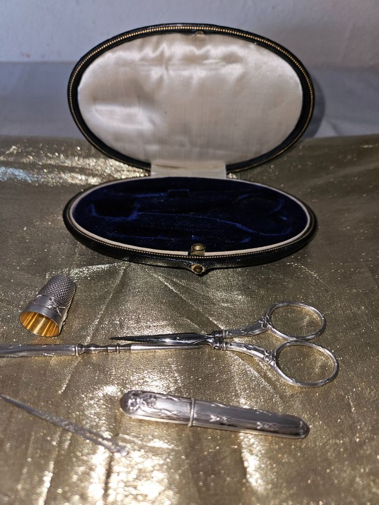Kit da cucito in argento nella sua custodia rivestita in pelle - periodo Napoleone III