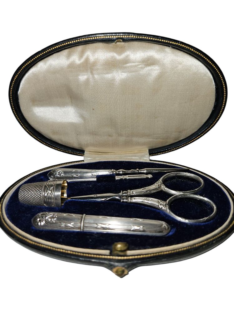 Kit da cucito in argento nella sua custodia rivestita in pelle - periodo Napoleone III