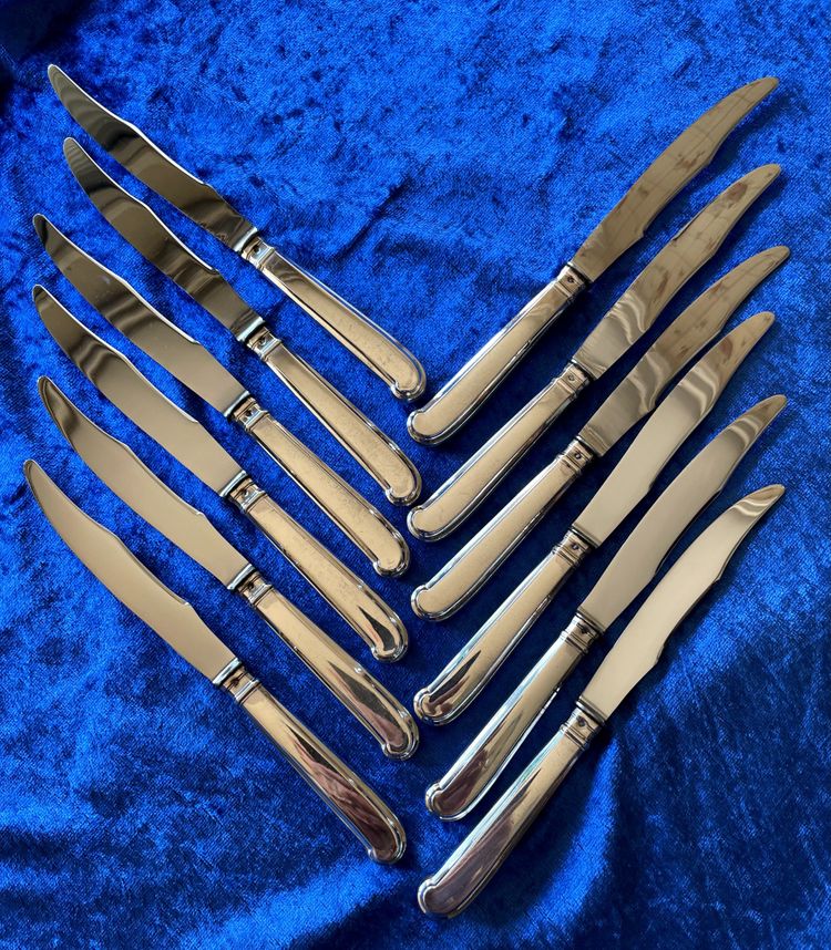 12 couteaux à dessert.