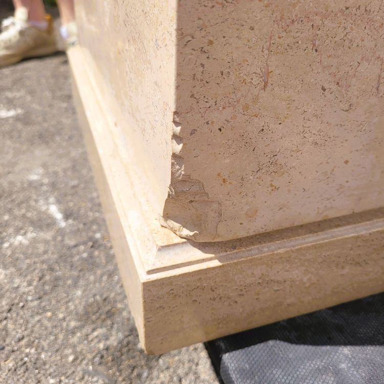 André Deluol, Uomo in piedi, scultura in pietra, XX secolo