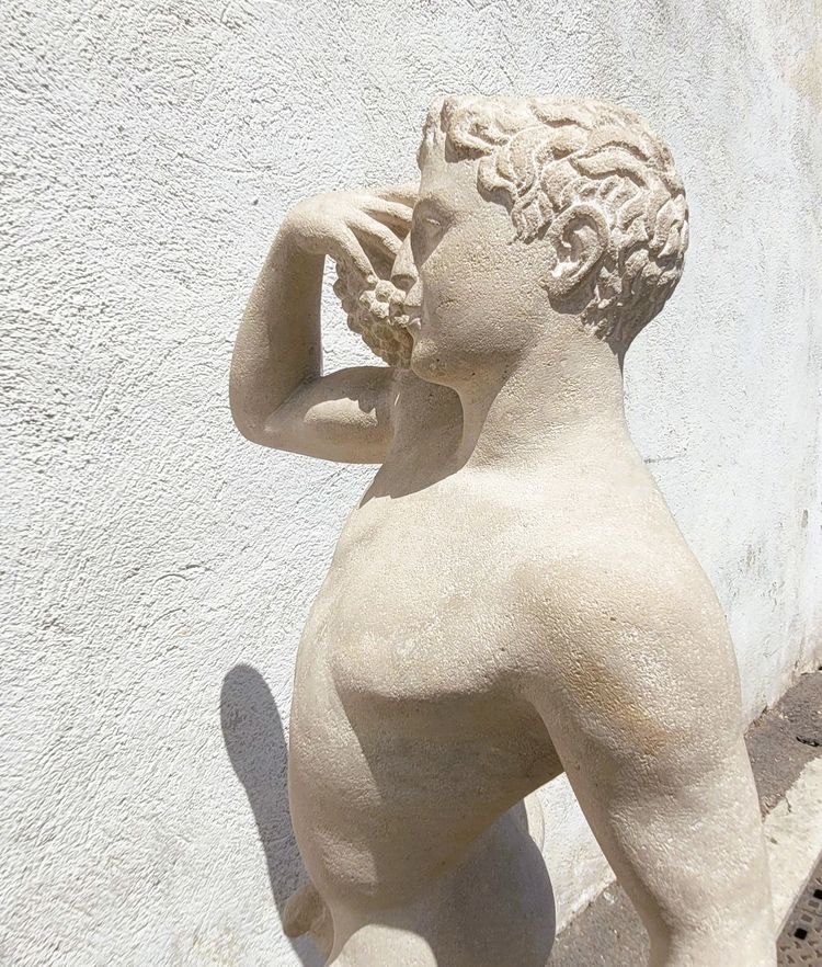 André Deluol, Uomo in piedi, scultura in pietra, XX secolo