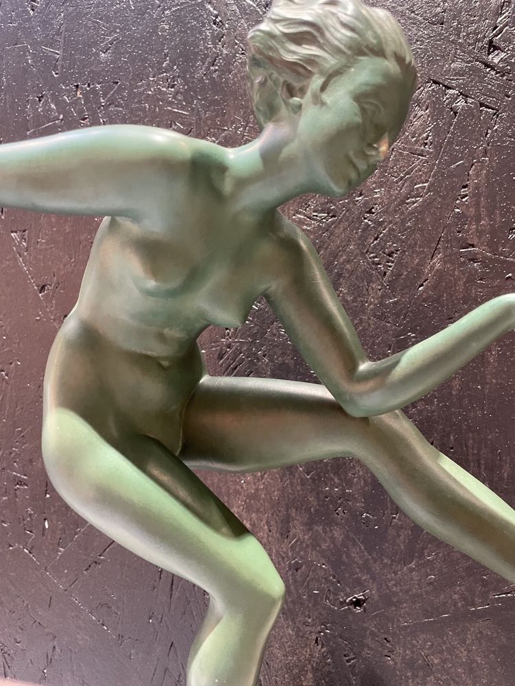 Sculpture danseuse à la cymbale sur un socle pyramidal