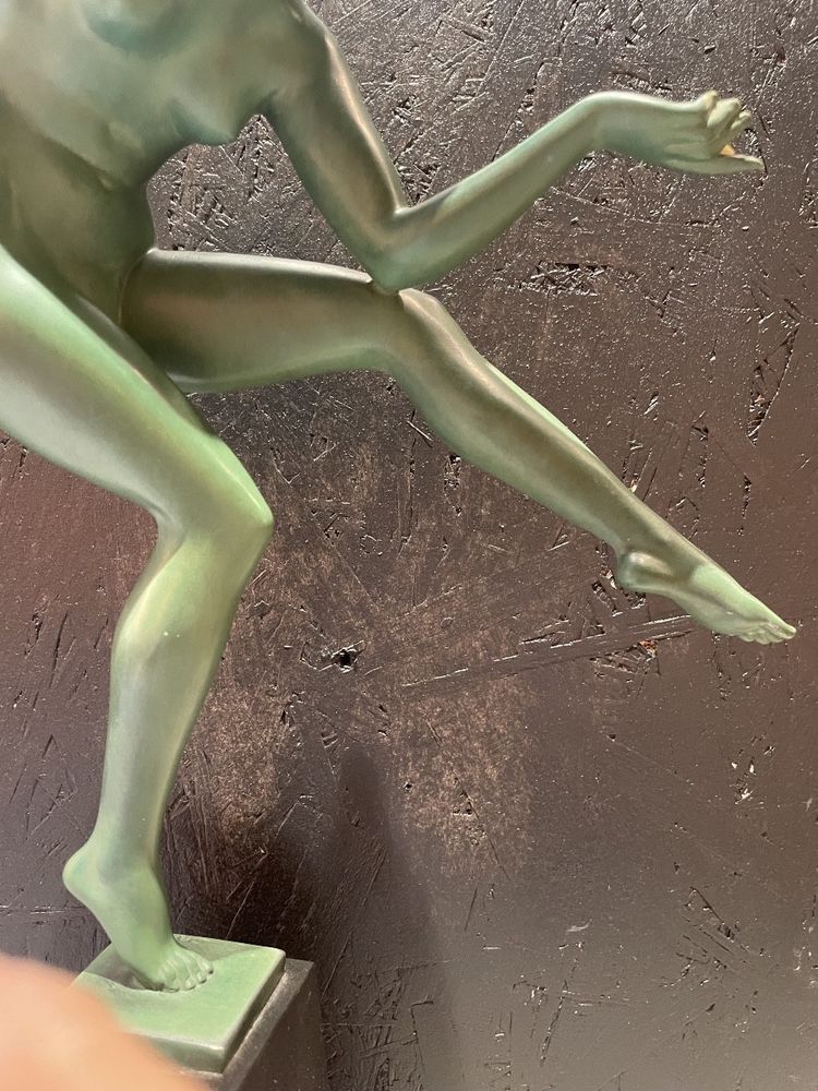Sculpture danseuse à la cymbale sur un socle pyramidal