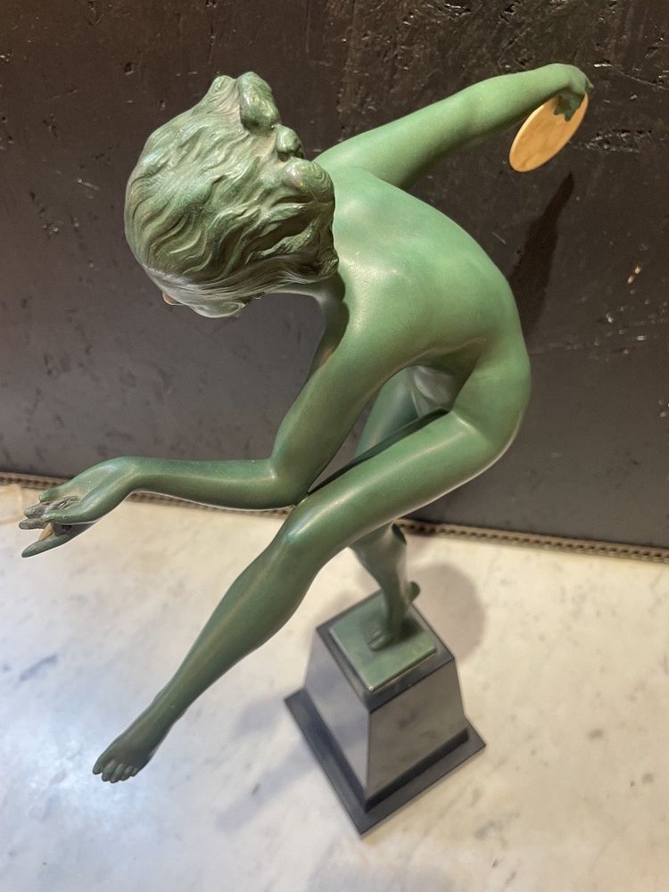 Sculpture danseuse à la cymbale sur un socle pyramidal