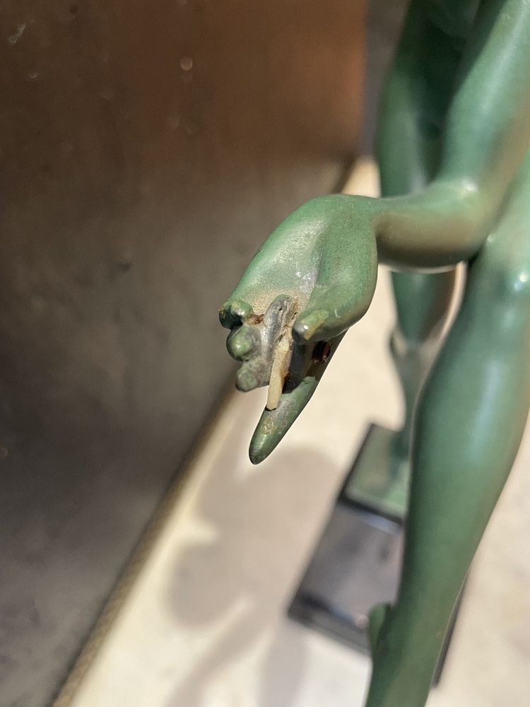 Sculpture danseuse à la cymbale sur un socle pyramidal