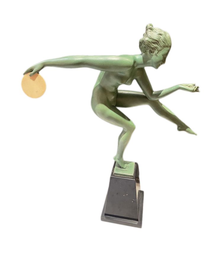 Sculpture danseuse à la cymbale sur un socle pyramidal