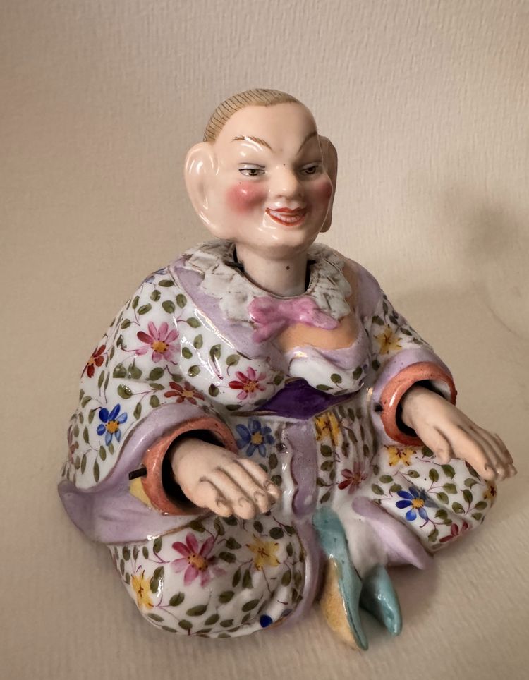 Chinese articulated magot in Meissen style porcelain, 19th century