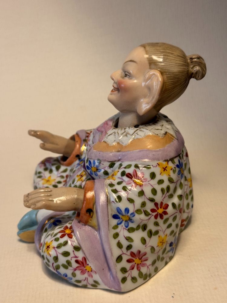 Chinese articulated magot in Meissen style porcelain, 19th century