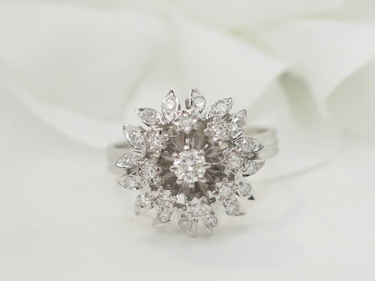 Anello a doppio fiore in oro bianco e diamanti