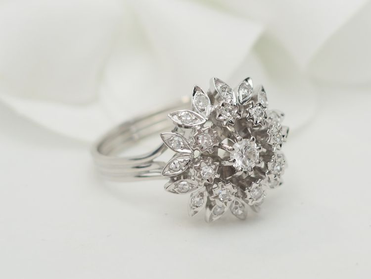 Anello a doppio fiore in oro bianco e diamanti
