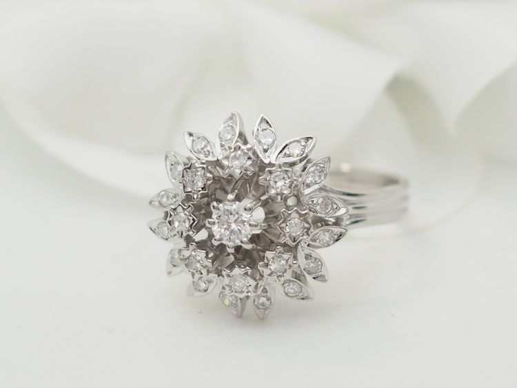 Anello a doppio fiore in oro bianco e diamanti