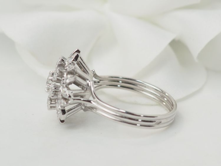 Anello a doppio fiore in oro bianco e diamanti