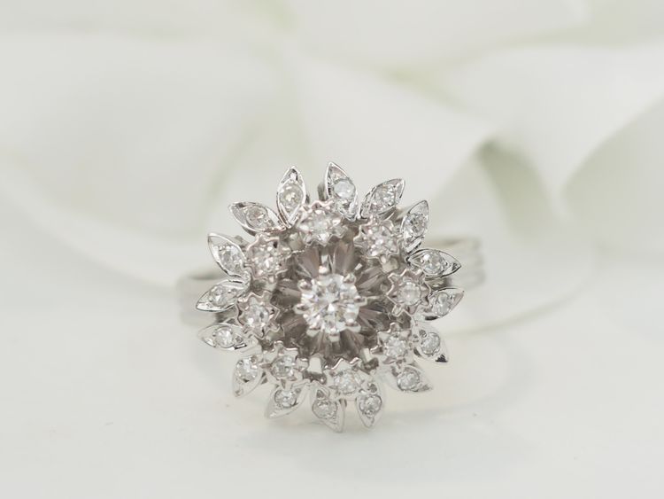 Anello a doppio fiore in oro bianco e diamanti