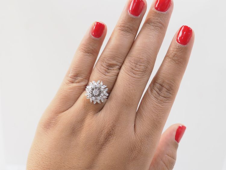 Anello a doppio fiore in oro bianco e diamanti