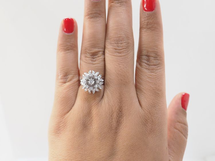 Anello a doppio fiore in oro bianco e diamanti