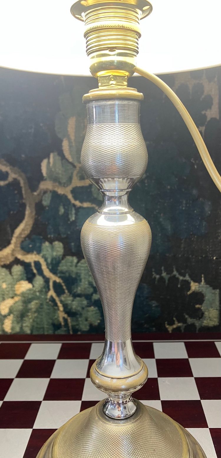 Coppia di candelieri in bronzo argentato del periodo Napoleone III, montati come lampade