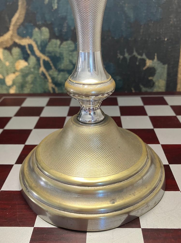 Coppia di candelieri in bronzo argentato del periodo Napoleone III, montati come lampade