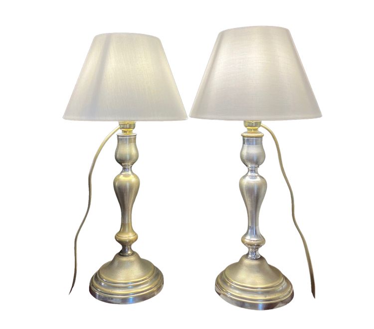 Coppia di candelieri in bronzo argentato del periodo Napoleone III, montati come lampade