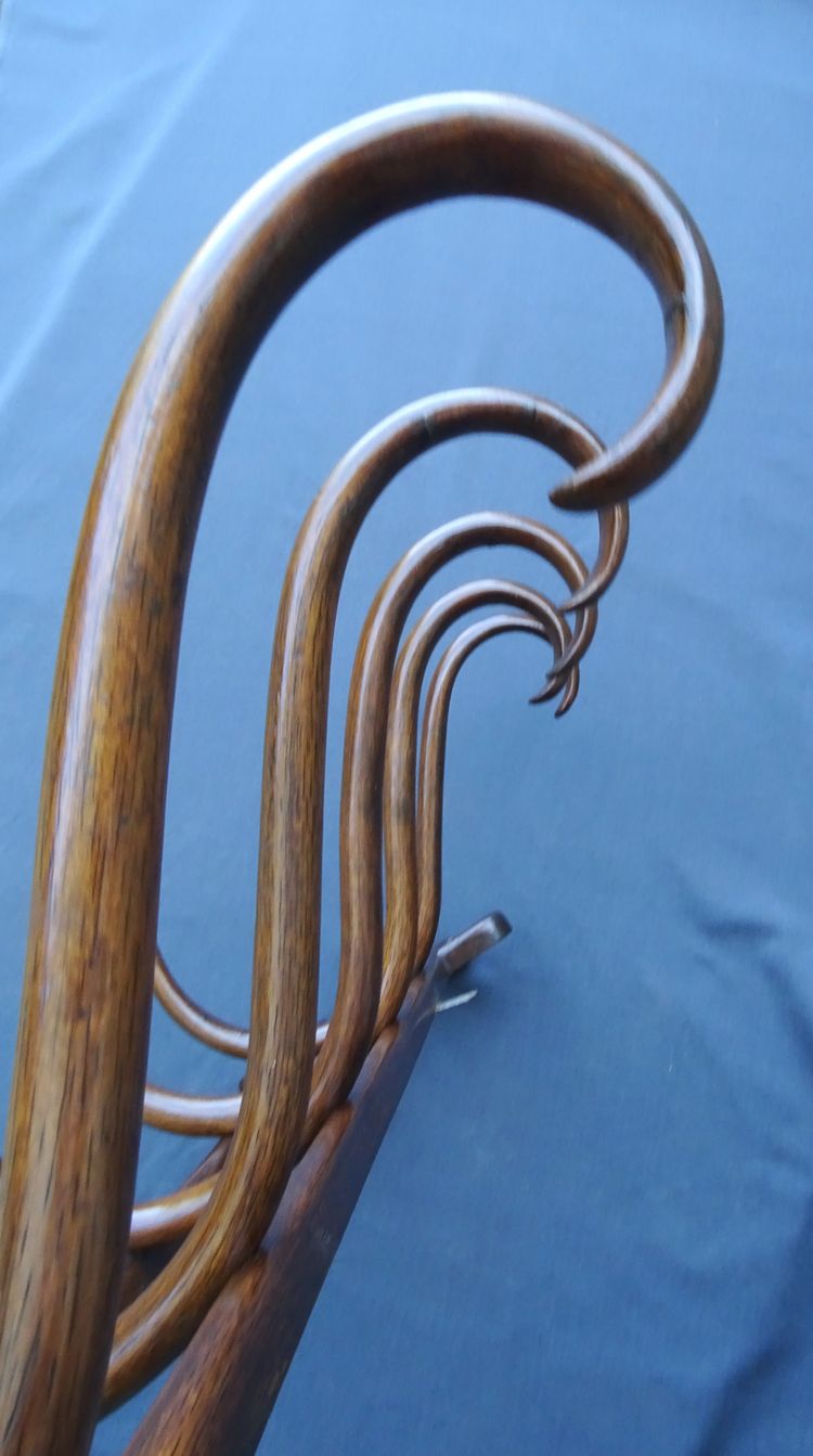 Porte-manteaux mural par Thonet ,1890 , 5 patéres, façon " Chêne "