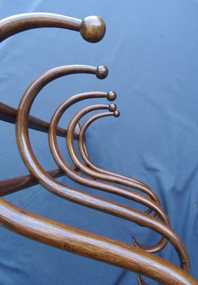 Porte-manteaux mural par Thonet ,1890 , 5 patéres, façon " Chêne "