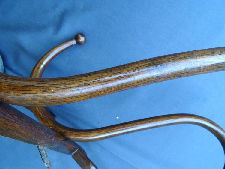 Porte-manteaux mural par Thonet ,1890 , 5 patéres, façon " Chêne "