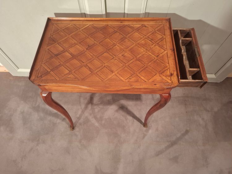 Louis XV desk table in cherry wood from the 18th century.