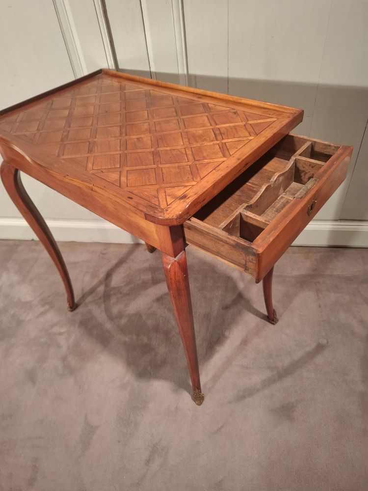 Louis XV desk table in cherry wood from the 18th century.