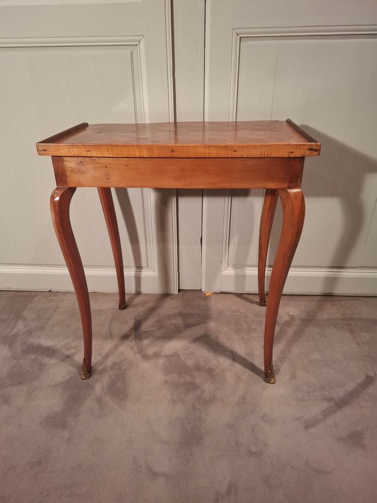 Louis XV desk table in cherry wood from the 18th century.