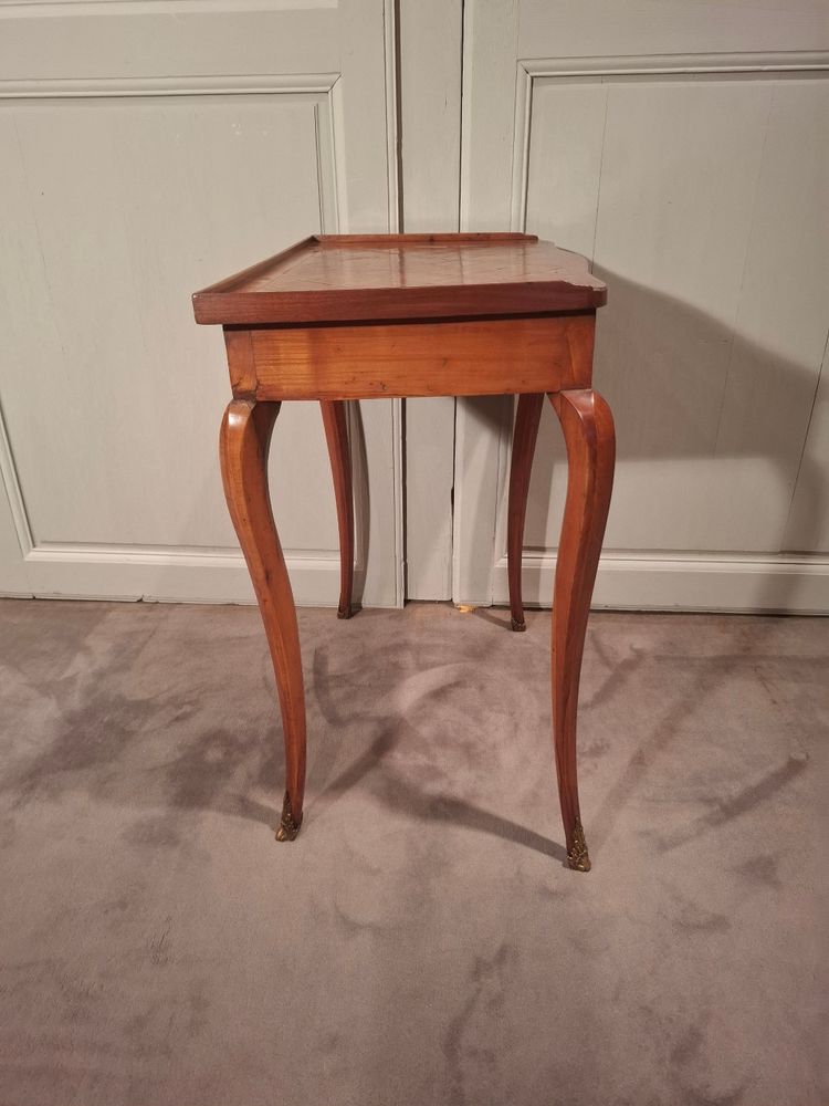 Louis XV desk table in cherry wood from the 18th century.