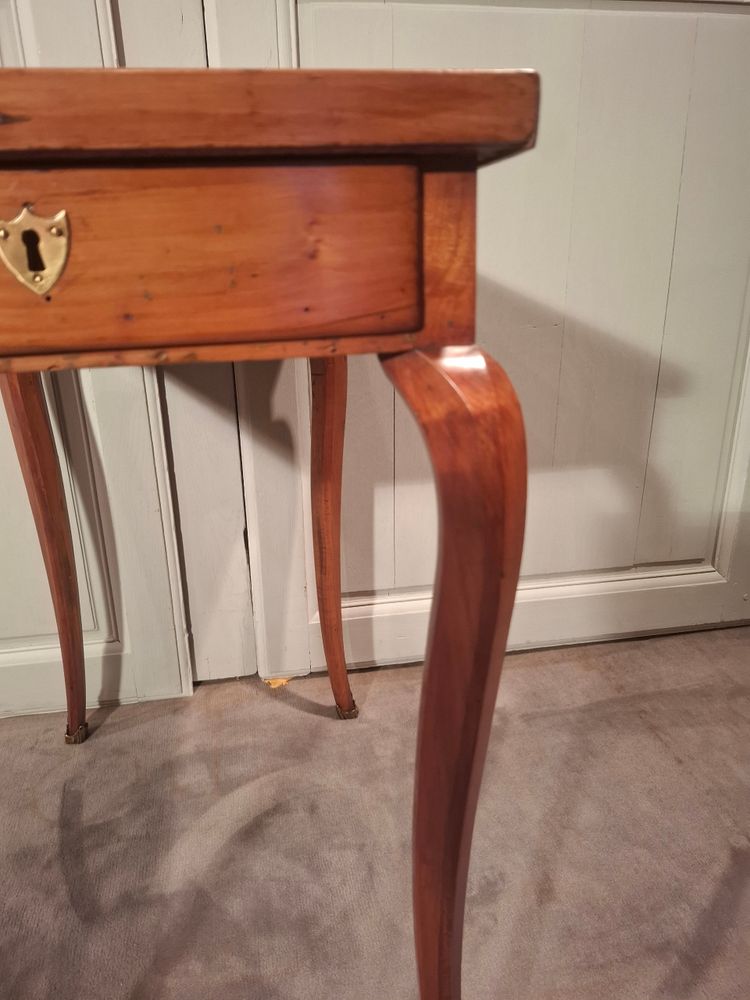 Louis XV desk table in cherry wood from the 18th century.