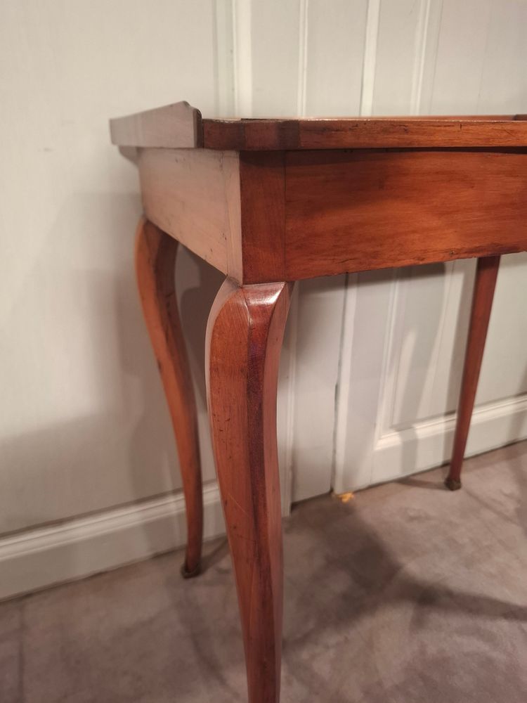 Louis XV desk table in cherry wood from the 18th century.